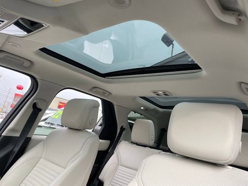 Used 2025 Land Rover Discovery S image 26