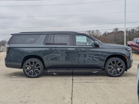 New 2026 Chevrolet Suburban RST image 5