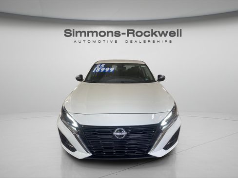 Used 2025 Nissan Altima 2.5 SV FWD image 8