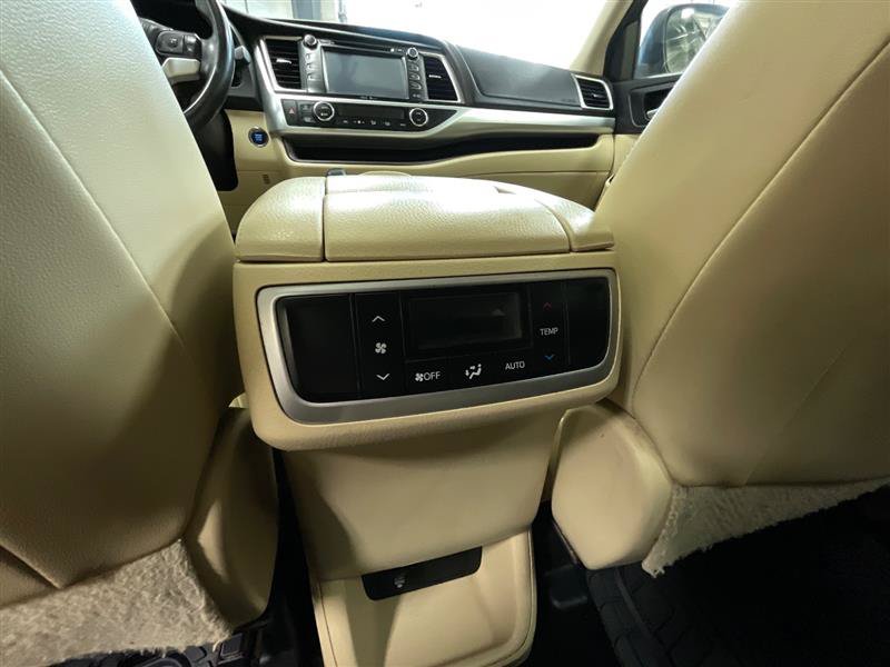 Used 2015 Toyota Highlander XLE FWD image 25