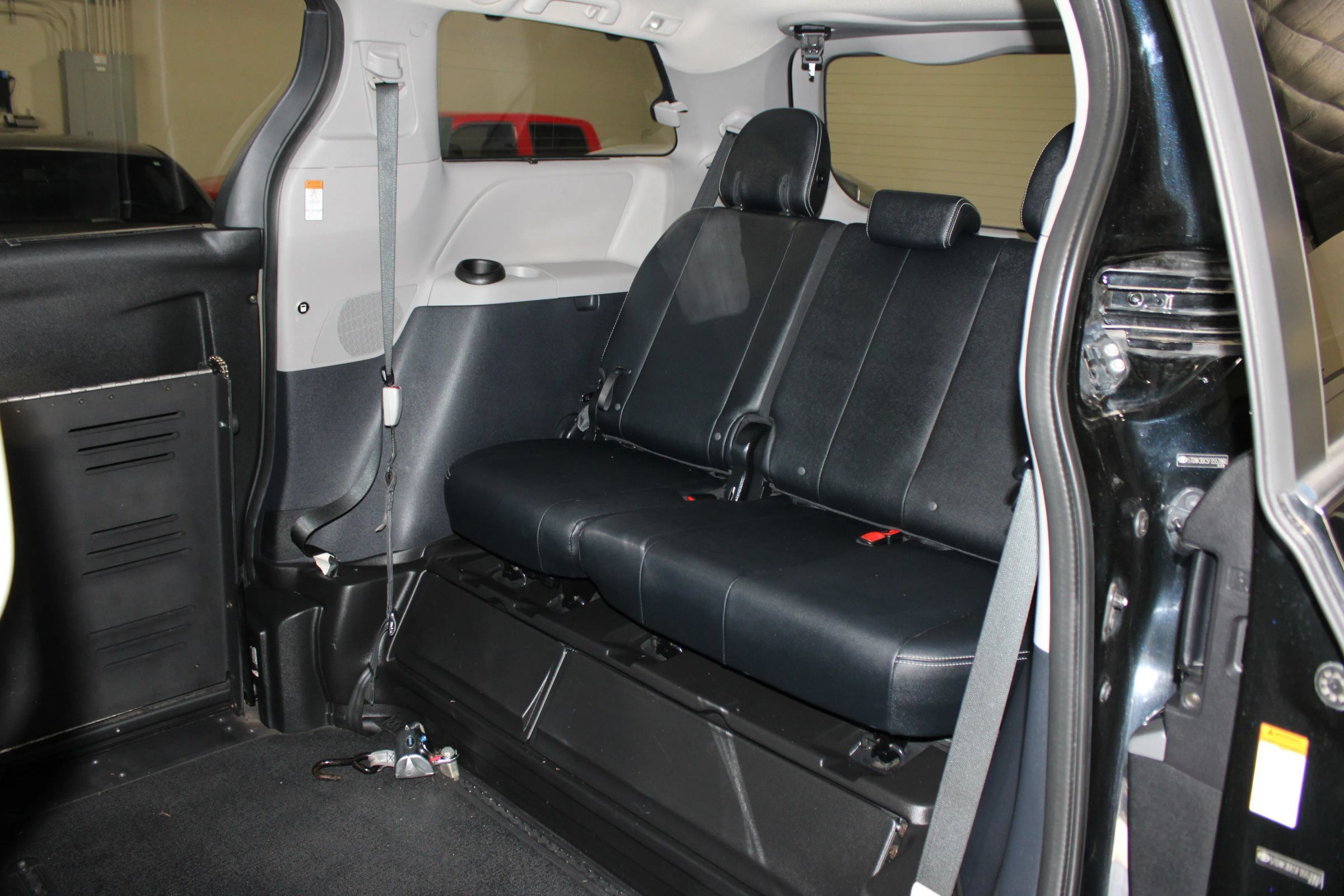 Used 2015 Toyota Sienna SE w/ SE Preferred Package FWD image 30