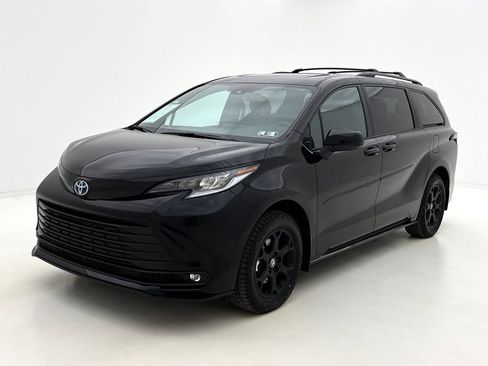 Used 2025 Toyota Sienna XLE Woodland Edition image 4