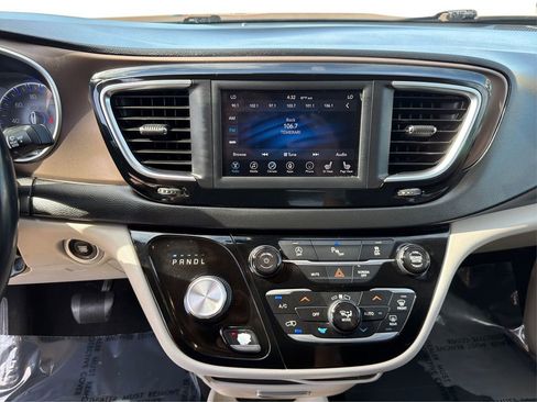 Used 2018 Chrysler Pacifica Touring-L FWD image 14