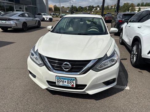 Used 2017 Nissan Altima 2.5 SL w/ Moonroof Package FWD image 4