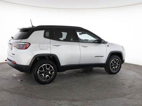 Used 2025 Jeep Compass Trailhawk AWD/4WD image 13