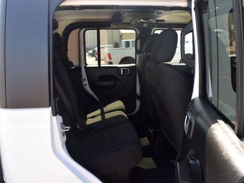 Used 2022 Jeep Gladiator Sport image 17