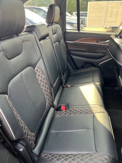 Used 2025 Jeep Grand Cherokee Summit w/ Obsidian Package AWD/4WD image 14