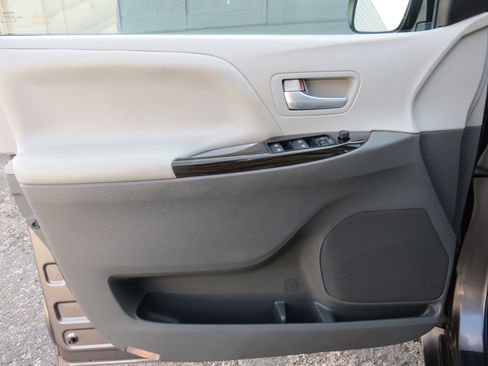 Used 2015 Toyota Sienna XLE Premium image 31