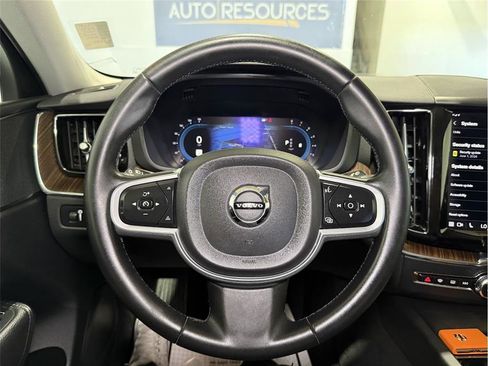 Used 2022 Volvo XC60 B5 Momentum image 33