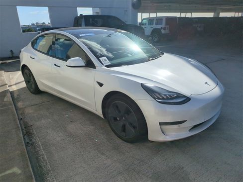 Used 2021 Tesla Model 3 Standard Range Plus image 2