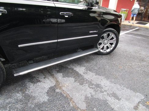 Used 2020 GMC Yukon Denali w/ Denali Ultimate Package RWD image 34