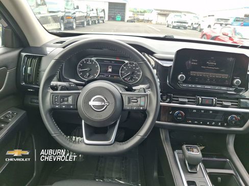 Used 2025 Nissan Pathfinder SV FWD image 10