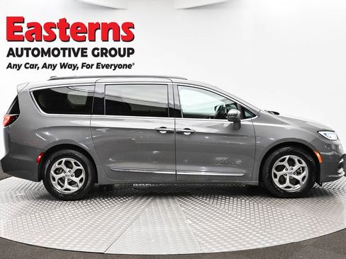Used 2022 Chrysler Pacifica Limited FWD image 4