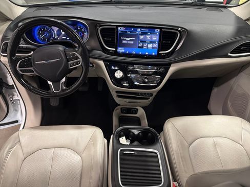 Used 2021 Chrysler Pacifica Touring-L FWD image 4