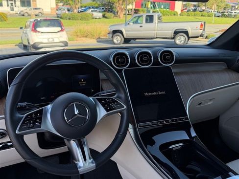 Used 2024 Mercedes-Benz GLC 300 4MATIC image 3