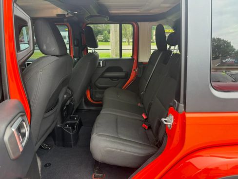 Used 2018 Jeep Wrangler Unlimited Sahara AWD/4WD image 10