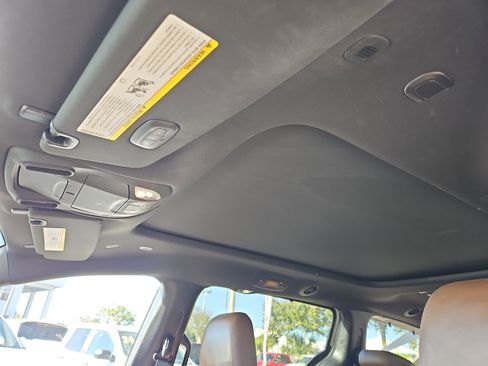 Used 2021 Chrysler Pacifica Limited w/ Uconnect Theater Family Group image 14