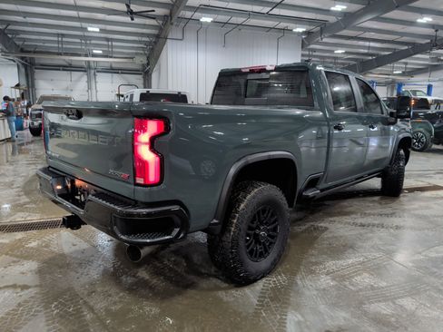 Used 2025 Chevrolet Silverado 2500 ZR2 image 3