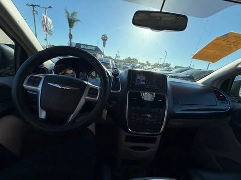Used 2012 Chrysler Town & Country Touring w/ Entertainment Group #1 FWD image 6