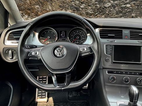 Used 2017 Volkswagen Golf Alltrack S image 5