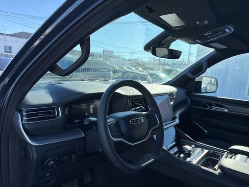 Used 2024 Jeep Wagoneer Series III image 12