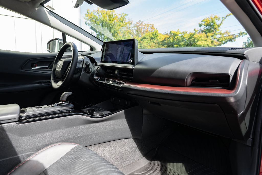 Used 2025 Toyota Prius Plug-In Hybrid FWD image 28