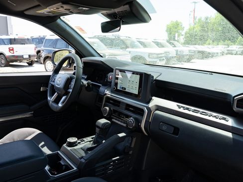 Used 2025 Toyota Tacoma TRD Sport AWD/4WD image 20