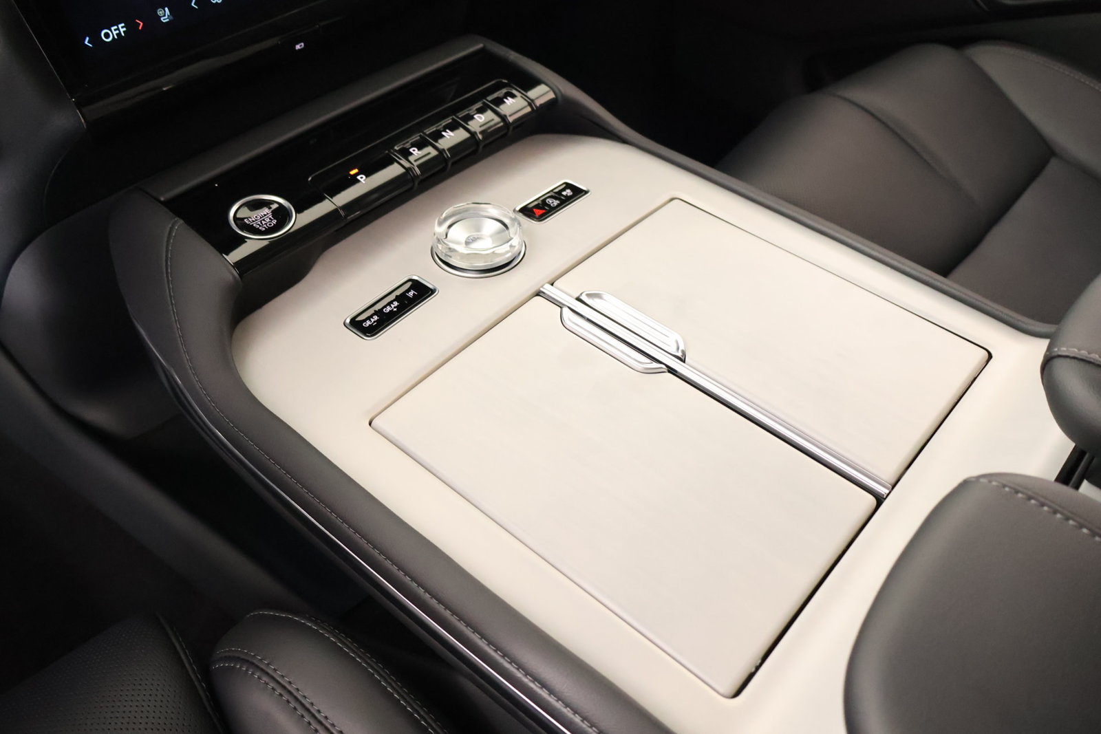 New 2026 Lincoln Navigator Premiere AWD/4WD image 9