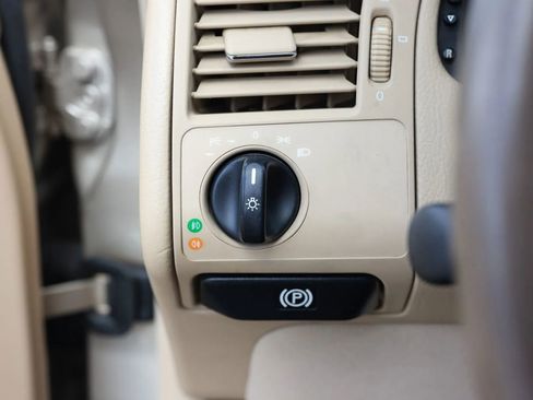 Used 2000 Mercedes-Benz E 320 4MATIC Sedan image 41