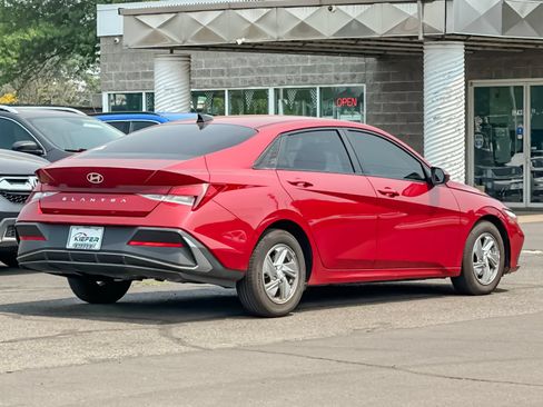 Used 2024 Hyundai Elantra SE FWD image 3