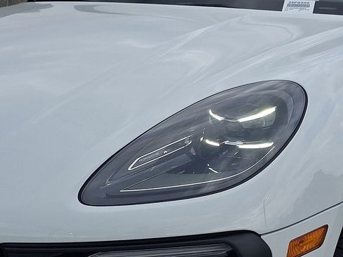 Used 2025 Porsche Macan image 11