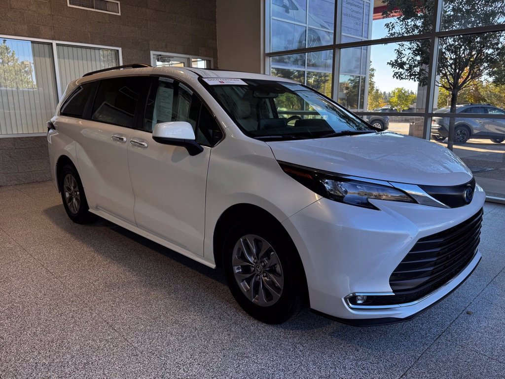 Certified 2024 Toyota Sienna XLE FWD image 1