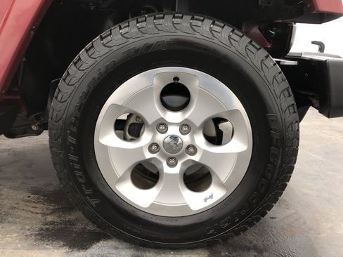 Used 2013 Jeep Wrangler Unlimited Sahara image 21