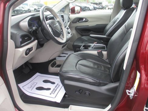 Used 2019 Chrysler Pacifica Limited FWD image 12