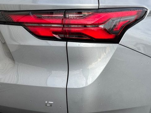 Used 2023 Chevrolet Traverse LT w/ Rear Camera Mirror Package image 28