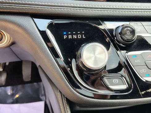 Used 2024 Chrysler Pacifica Premium FWD image 31