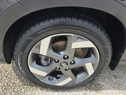 Used 2023 Hyundai Venue Limited FWD image 10