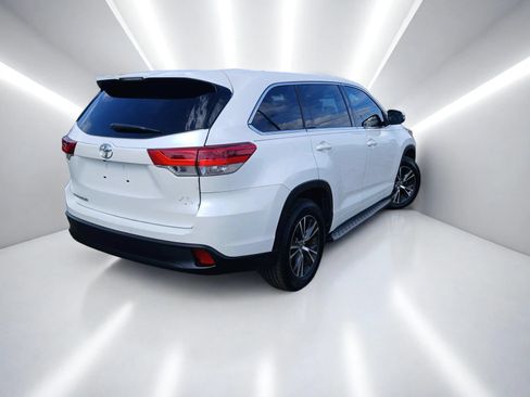 Used 2018 Toyota Highlander LE FWD image 5