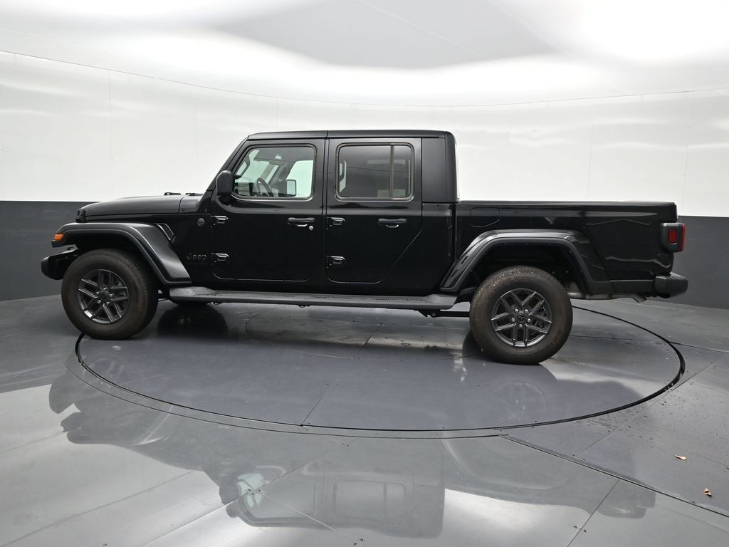 Used 2025 Jeep Gladiator Sport AWD/4WD image 2