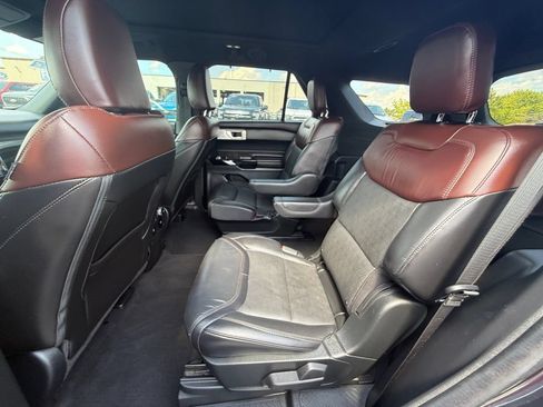 Used 2022 Ford Explorer Platinum w/ Equipment Group 601A AWD/4WD image 23