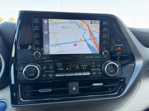Used 2021 Toyota Highlander XLE AWD/4WD image 28