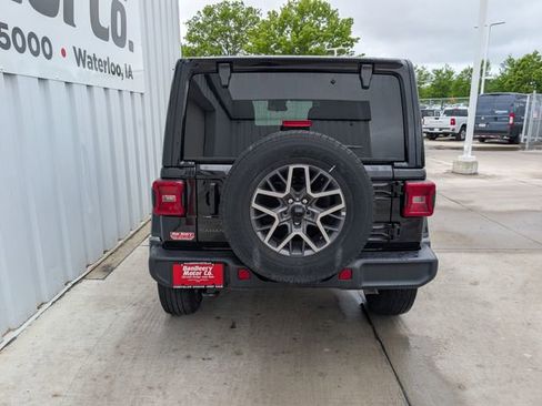 Used 2025 Jeep Wrangler Unlimited Sahara AWD/4WD image 23