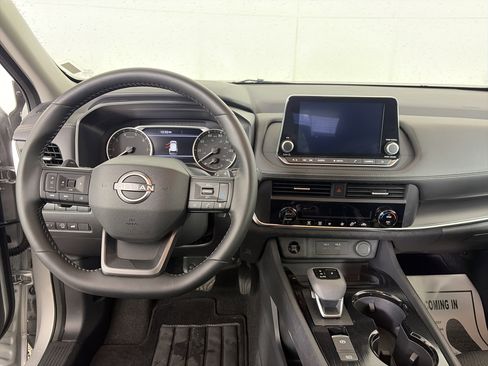 Used 2025 Nissan Rogue SV image 3