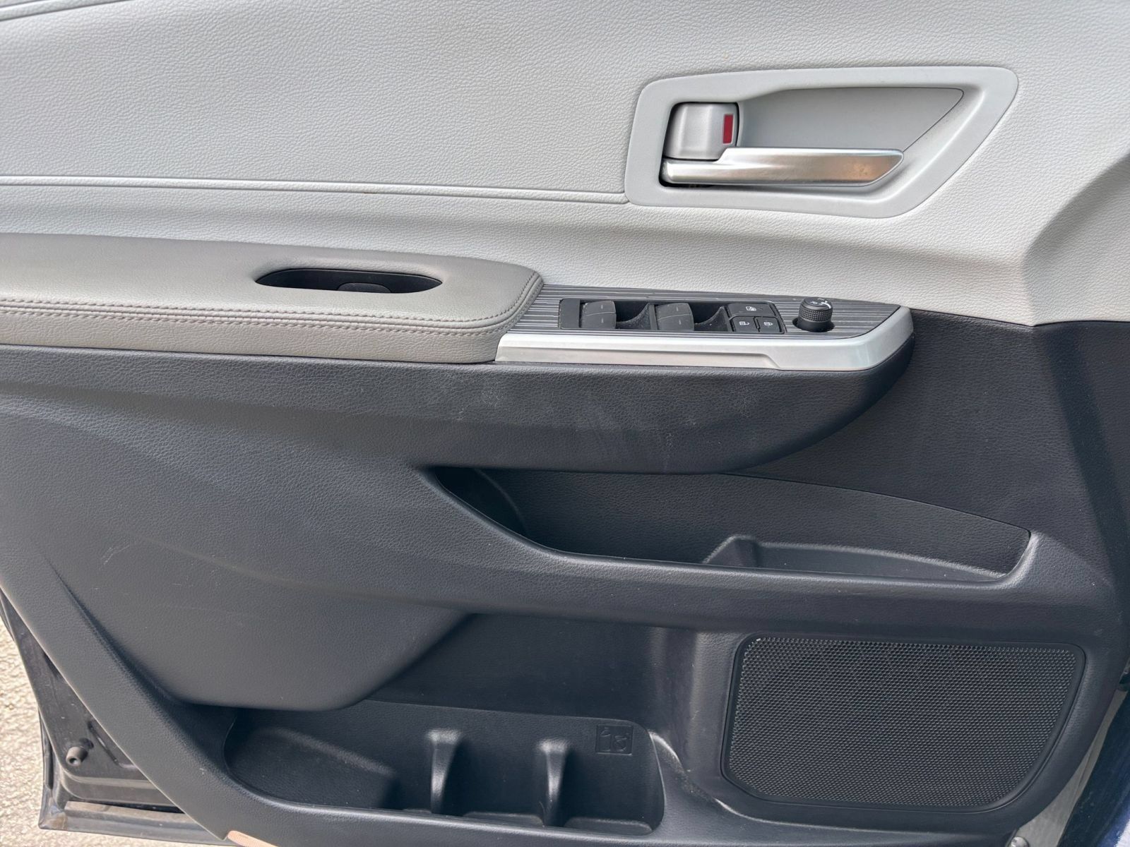 Used 2025 Toyota Sienna XLE FWD image 18