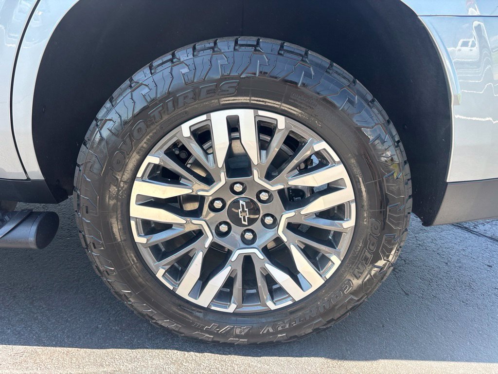 Used 2025 Chevrolet Tahoe Z71 w/ Comfort Package AWD/4WD image 9