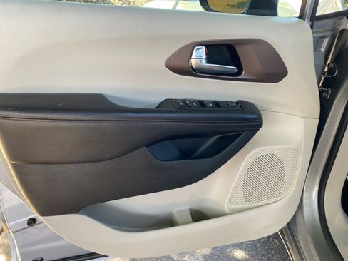 Used 2019 Chrysler Pacifica LX w/ Tire & Wheel Group FWD image 21
