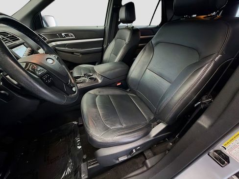 Used 2017 Ford Explorer XLT w/ Equipment Group 202A image 11