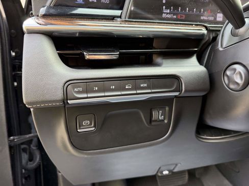 Used 2022 Cadillac Escalade ESV Premium Luxury AWD/4WD image 19
