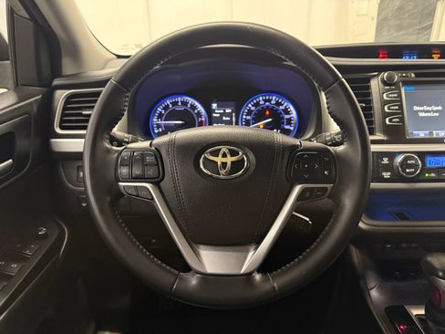 Used 2018 Toyota Highlander SE FWD image 13