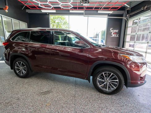 Used 2017 Toyota Highlander XLE AWD/4WD image 5